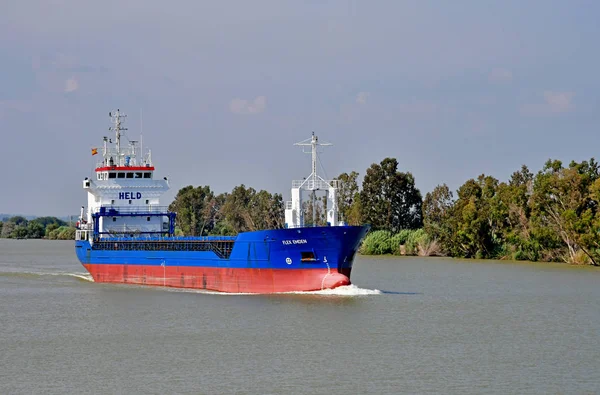 Sevilla; Isla Minima, España - 26 de agosto de 2019: buque mercante —  Fotos de Stock