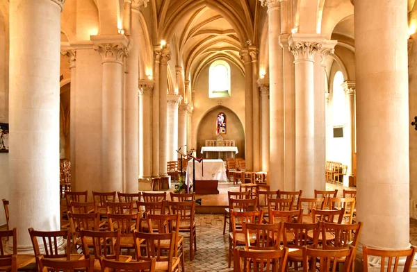 Vernouillet; Francia - 7 de abril de 2017: Iglesia de San Etienne — Foto de Stock