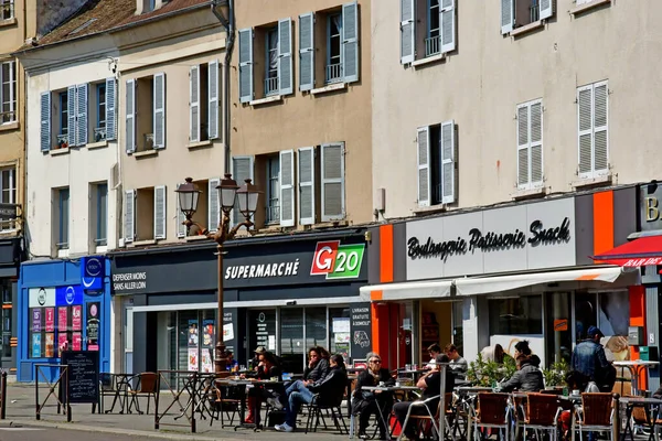Mantes la Jolie; Francja - kwiecień 12 2019: centrum miasta — Zdjęcie stockowe