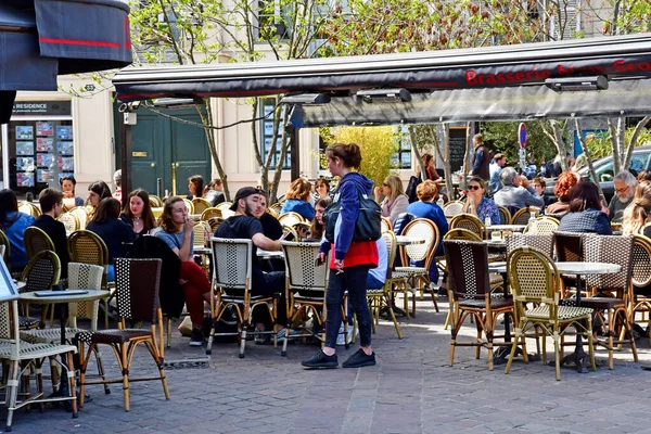 Saint Germain en Laye; Francia - 20 de abril de 2019: restaurante —  Fotos de Stock