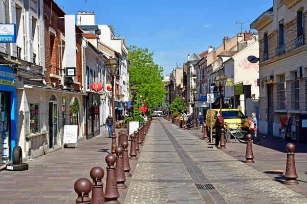 Poissy, Francia - 16 de mayo de 2019: centro de la ciudad — Foto de Stock