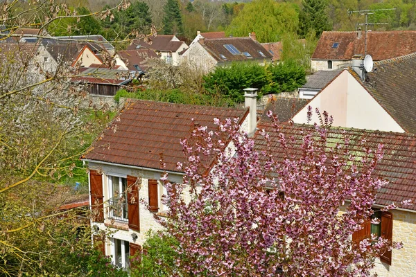 Jouy le Moutier, Frankrijk - 16 april 2019: centrum van de plaats — Stockfoto