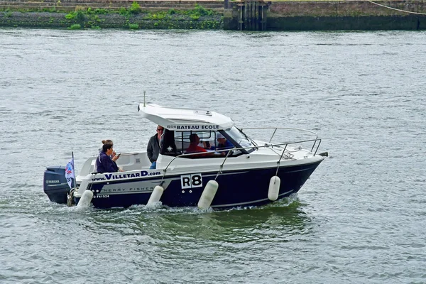 Rouen, França - 10 de junho de 2019: barco escolar — Fotografia de Stock