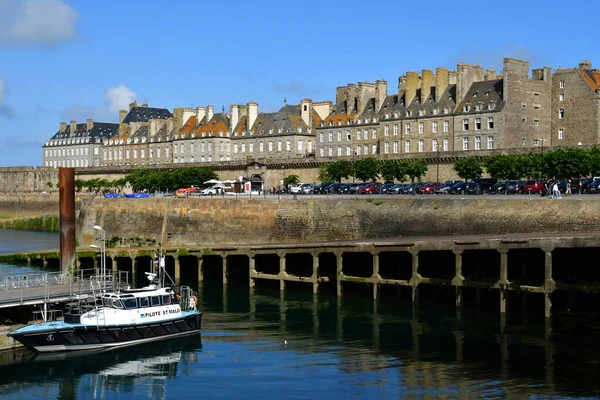 Saint Malo; França - 28 de julho de 2019: a pitoresca cidade — Fotografia de Stock