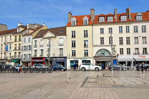 Saint Germain en Laye; Francia - 20 de abril de 2019: plaza del mercado — Foto de Stock