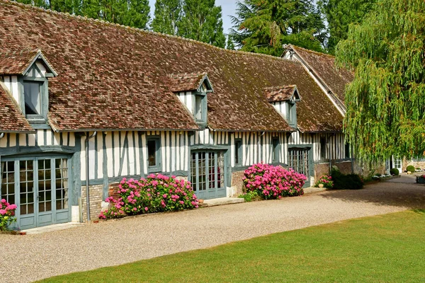 V ohrožení; Francie-červenec 19 2019: La Grange de Bourgoult, OL — Stock fotografie