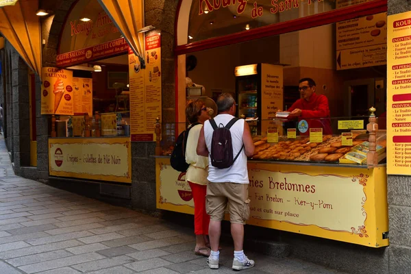 Saint Malo; Francia - 28 de julio de 2019: pintoresca ciudad en verano —  Fotos de Stock