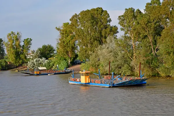 Siviglia; Spagna - 27 agosto 2019: barca sul Guadalquivir — Foto Stock