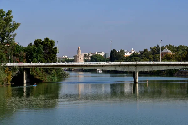 Sevilla; Španělsko - srpen 28 2019: puente de los remedios — Stock fotografie