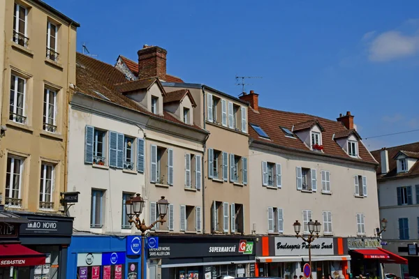 Mantes la Jolie; Franciaország - 2019. április 12.: a város központja — Stock Fotó