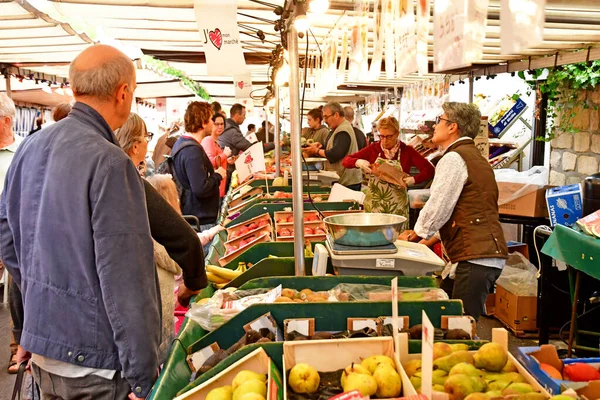 Verneuil sur Seine, Franciaország - május 5 2019: a piac — Stock Fotó