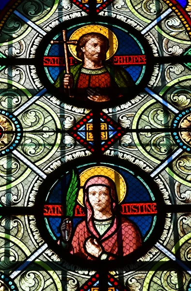 Vernouillet; Ranska - huhtikuu 7 2017: Saint Etiennen kirkko — kuvapankkivalokuva
