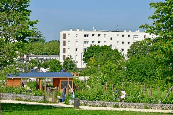Les Mureaux；France - May 25 2019：block of flats — 图库照片