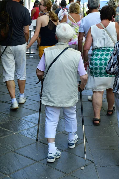 Granada; España - 27 de agosto de 2019: mujer mayor — Foto de Stock