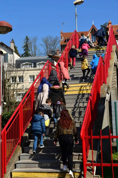 Triel sur Seine; França - 22 de março de 2019: o centro da cidade — Fotografia de Stock