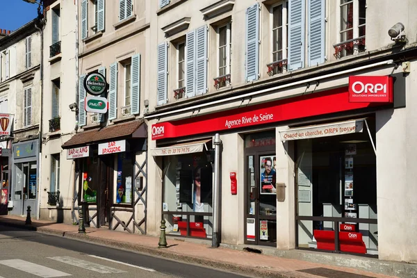 Triel sur Seine; França - 22 de março de 2019: o centro da cidade — Fotografia de Stock