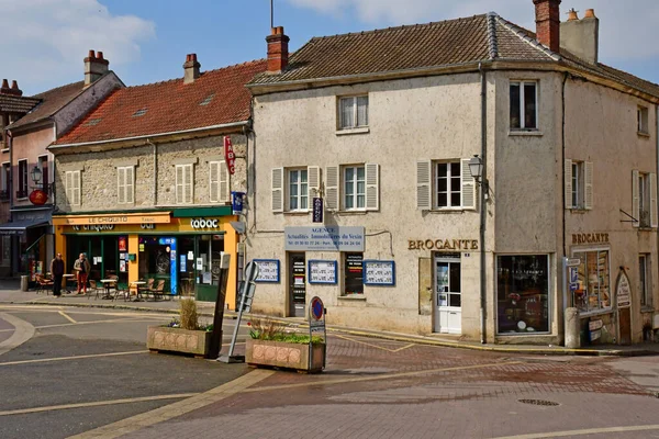 Saint Martin la Garenne, Francia - 16 de abril de 2019: centro del pueblo — Foto de Stock