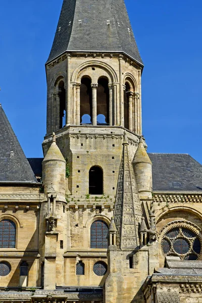 Poissy, Francia - 16 de mayo de 2019: Iglesia colegiata —  Fotos de Stock