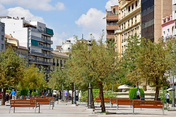 Granada; İspanya - 27 Ağustos 2019 : Plaza Isabel la Catolica — Stok fotoğraf