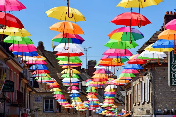 Les Andelys; França - 2 de julho de 2019: guarda-chuvas em uma rua — Fotografia de Stock