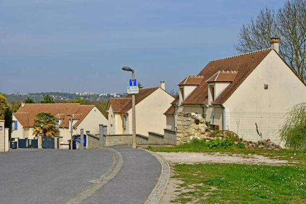 Jouy le Moutier, França - 16 de abril de 2019: centro da aldeia — Fotografia de Stock