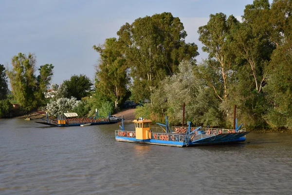 Siviglia; Spagna - 27 agosto 2019: barca sul Guadalquivir — Foto Stock