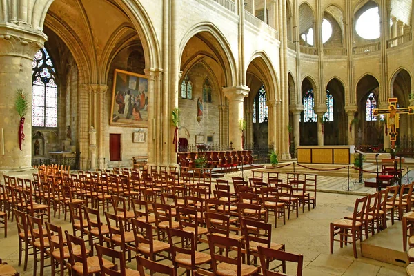 Mantes la Jolie; Francia - 12 de abril de 2019: gótico colegiata chur — Foto de Stock