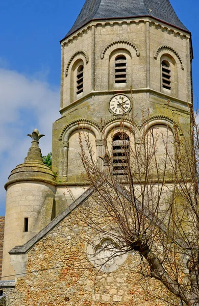 Saint Martin la Garenne, France - 16 апреля 2019 года: центр деревни — стоковое фото