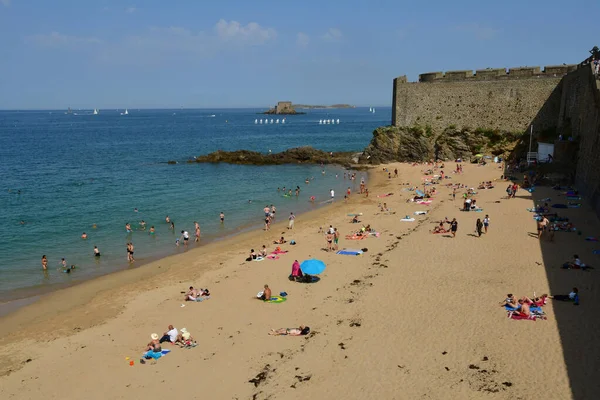 Saint Malo; Francia - 28 de julio de 2019: playa de la pintoresca ciudad —  Fotos de Stock