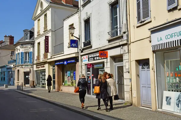 Mantes la Jolie; Frankrike - 12 april 2019: stadens centrum — Stockfoto
