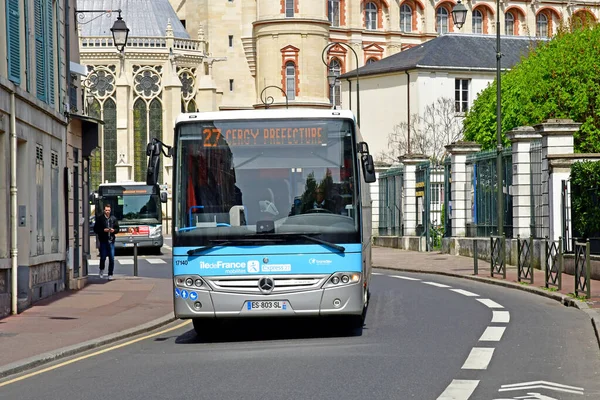 Άγιος Ζερμέν EN laye; Γαλλία-Απρίλιος 20 2019: λεωφορείο — Φωτογραφία Αρχείου