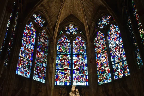 Mantes la Jolie; Francia - 12 de abril de 2019: gótico colegiata chur — Foto de Stock