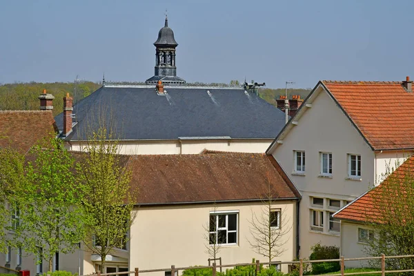 Jouy le Moutier, Francia - 16 aprile 2019: centro del paese — Foto Stock