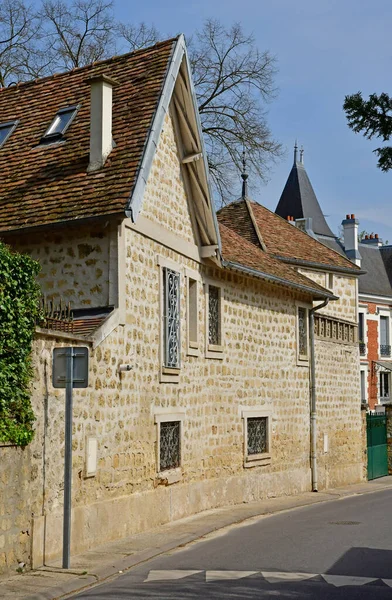 Jouy le Moutier, France - 16 апреля 2019 года: центр деревни — стоковое фото