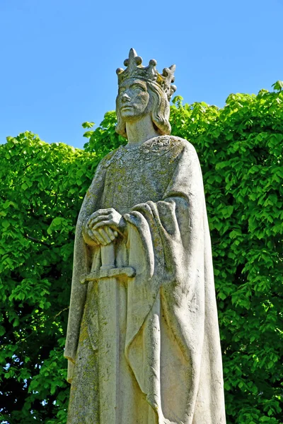 Poissy, Francia - 16 de mayo de 2019: Estatua de San Luis — Foto de Stock