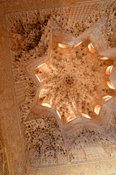 Granada; Spania - 27 august 2019: Palatul Alhambra — Fotografie, imagine de stoc