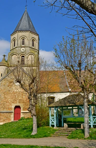 Saint Martin la Garenne, França - 16 de abril de 2019: centro da aldeia — Fotografia de Stock