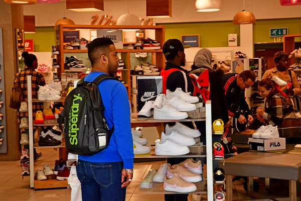 London, Anglia-május 8 2019: Store-ban Oxford Street — Stock Fotó