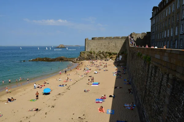 Saint Malo; Frankrike-juli 28 2019: stranden i den pittoreska CIT — Stockfoto