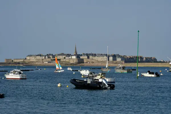 Saint Malo; Francia - 28 de julio de 2019: pintoresca ciudad en verano —  Fotos de Stock