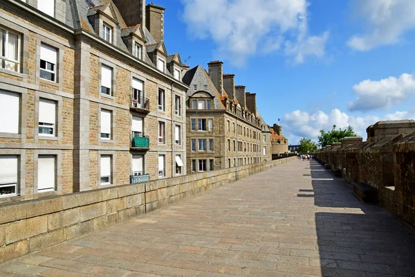 Saint Malo; Francia - 28 de julio de 2019: pintoresca ciudad en verano — Foto de Stock