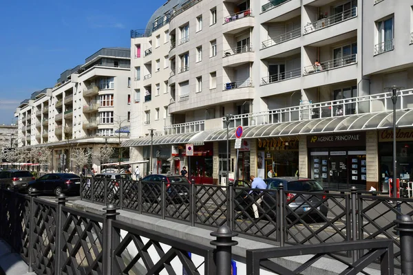 Cergy le Haut; Franciaország - 2019. március 30.: modern város — Stock Fotó