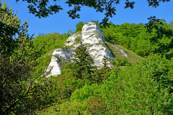 Haute Isle; France - may 15 2019 : picturesque landscape in summ — Stock Photo, Image