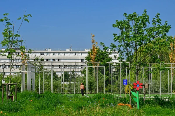 Les Mureaux；France - May 25 2019：block of flats — 图库照片