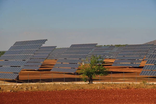 Sevilla; Spanje - 27 augustus 2019: groot veld van fotovoltaïsche energie — Stockfoto
