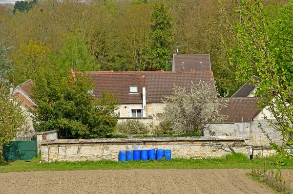 Jouy le Moutier, França - 16 de abril de 2019: centro da aldeia — Fotografia de Stock
