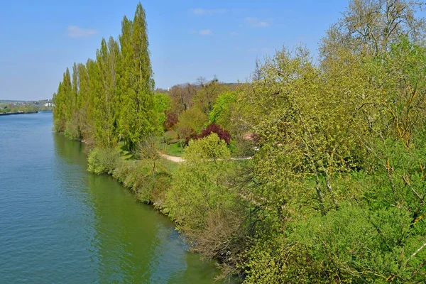 Mantes la Jolie ; France - 12 avril 2019 : le centre-ville — Photo