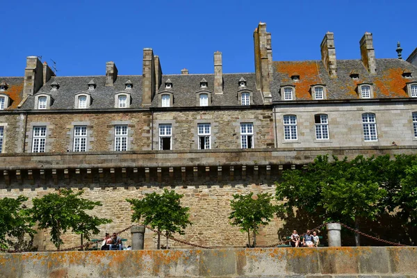 Saint Malo; Francia - 28 de julio de 2019: pintoresca ciudad en verano —  Fotos de Stock