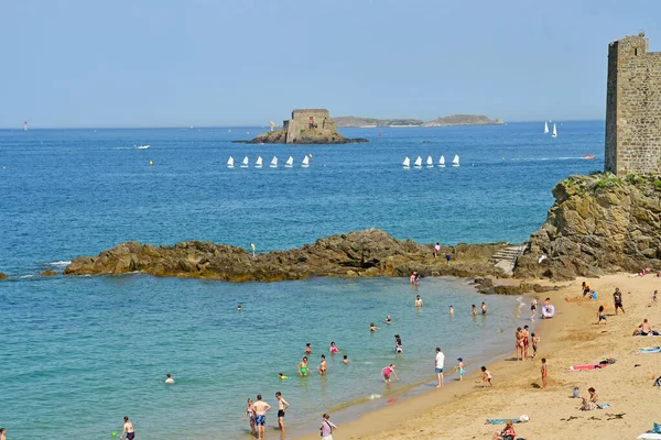 Saint-Malo; Francie-červenec 28 2019: malebné město v létě — Stock fotografie