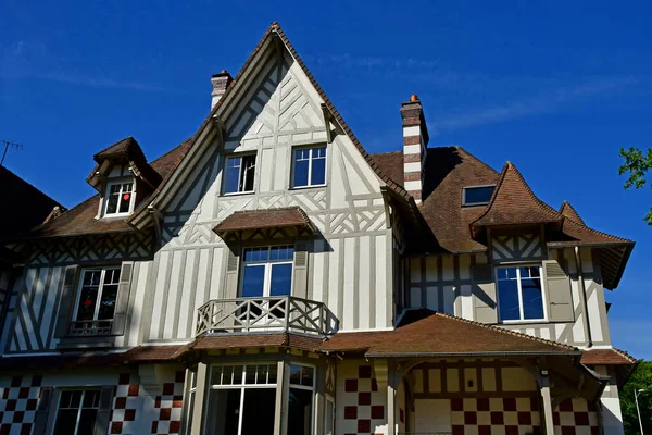 Vernouillet；France - May 6 2019：picturesque Maison des Buisso — 图库照片